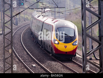 Classe vergine 390 Pendolino in direzione nord attraverso Roade sul WCML Foto Stock