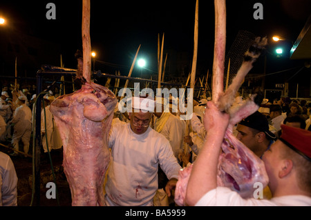 I membri dell'antica comunità samaritana immissione pecore sui pali in occasione della tradizionale Pasqua sacrificio sul monte Garizim Israele Foto Stock