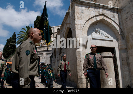 Gli scout palestinesi ortodossi marciano lungo la via dolorosa durante il venerdì Santo procession.in nella vecchia città di Gerusalemme Israele Foto Stock