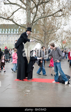 Gli artisti di strada sulla South Bank di Londra, Regno Unito Foto Stock