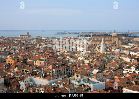 Vista di terracotta tetti verso Murano, dal campanile di piazza san marco a venezia, Italia. Foto Stock