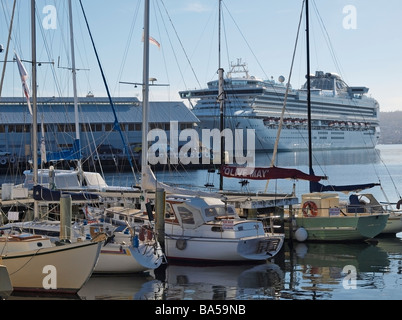 BARCHE RIFLESSE NELL'ACQUA DEL PORTO E NAVE DA CROCIERA ORMEGGIATA AL MOLO, HOBART TASMANIA AUSTRALIA Foto Stock