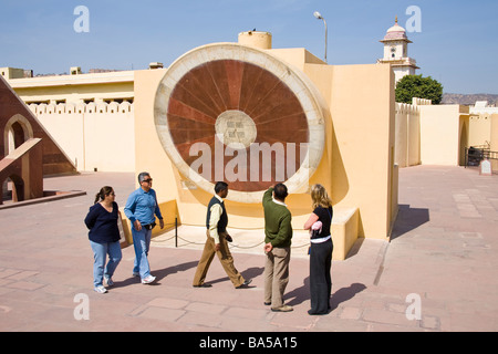 Narivalaya presentano e turisti in Jantar Mantar Observatory, Jaipur, Rajasthan, India Foto Stock