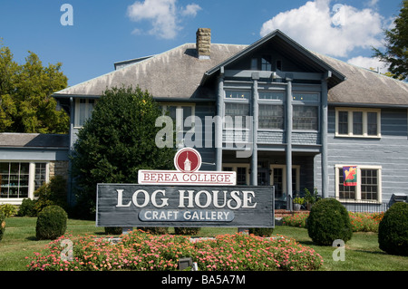 Il Collegio di Berea Log House Galleria di artigianato in Berea Kentucky offre artigianato in vendita realizzati dagli studenti del college di Berea Foto Stock