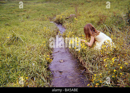 Bambina la raccolta di fiori di campo Foto Stock