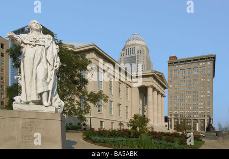 Statua di Re Luigi XVI nella parte anteriore del Jefferson County Courthouse a Louisville, Kentucky Foto Stock