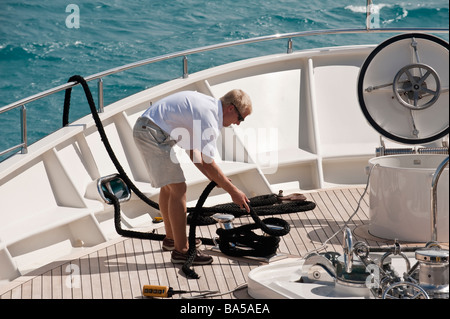 Marinaio facendo una corda veloce sulla prua di super yacht "Big Aron" Foto Stock