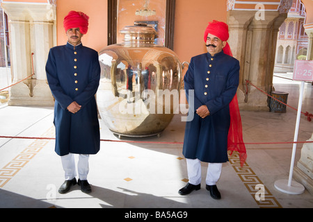 Uno del mondo di due grandi urne di argento, nel Diwan-i-Khas, City Palace Jaipur, Rajasthan, India Foto Stock