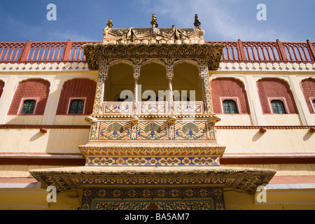 Balcone decorato con dipinti di pavone, Pritam Niwas Chowk, City Palace Jaipur, Rajasthan, India Foto Stock
