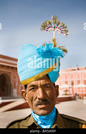 Uomo che indossa un turbante blu, City Palace Jaipur, Rajasthan, India Foto Stock