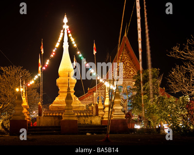 Scena notturna di Wat Manorum a Luang Prabang, Laos, decked out per il Lao nuovi anni celebrazione. Foto Stock