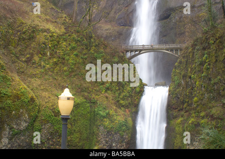 L'acqua delle cascate Multnomah Columbia River Gorge National Scenic Area Oregon Foto Stock