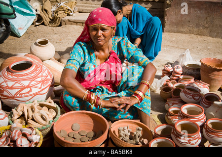 Donna vendita di ceramica in una strada, Bikaner, Rajasthan, India Foto Stock