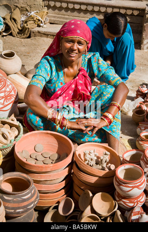 Donna vendita di ceramica in una strada, Bikaner, Rajasthan, India Foto Stock