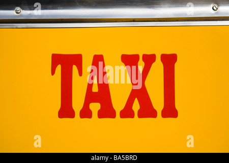 Retro di un colorato dipinto di Tuk Tuk taxi parcheggiato in una strada, Bikaner, Rajasthan, India Foto Stock