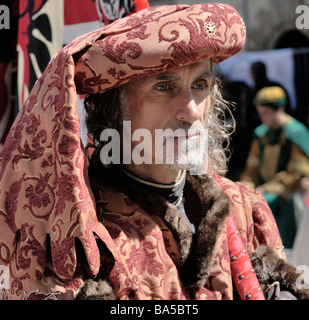 Montepulciano, Toscana, Italia. Uomo in Corteo medievale in costume annuale durante il festival del vino noto come il Bravio delle Botti Foto Stock