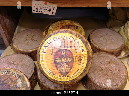 Pienza, Toscana, Italia. Cittadina collinare di Pienza specialità di formaggi formaggi in vendita in italiano deli delicatessen slow food Foto Stock