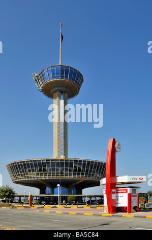 HSBC 'drive attraverso l' ATM servizi facility per gli automobilisti circa metà su Causeway King Fahd collegando il Bahrain in Arabia Saudita Foto Stock