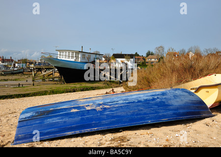 WEST MERSEA, ESSEX, Regno Unito - 05 APRILE 2009: Gommone e barca a vela Foto Stock