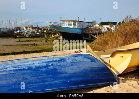 WEST MERSEA, ESSEX, Regno Unito - 05 APRILE 2009: Gommone e houseboat in riva al mare Foto Stock
