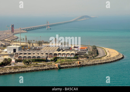 Re Fahd Causeway collegando il Bahrein e Arabia Saudita Golfo Persico vista verso l'Arabia Saudita da circa 'mid point' area servizi Foto Stock