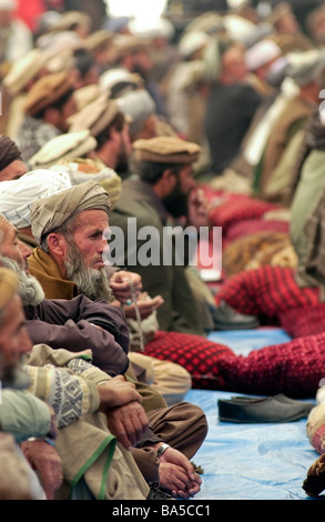 Gli uomini afghani frequentare una Loya Jirga o grand nel gruppo di Ghazi stadium di Kabul in Afghanistan Foto Stock