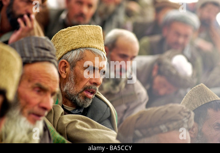 Gli uomini afghani frequentare una Loya Jirga o grand nel gruppo di Ghazi stadium di Kabul in Afghanistan Foto Stock