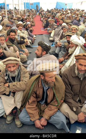 Gli uomini afghani frequentare una Loya Jirga o grand nel gruppo di Ghazi stadium di Kabul in Afghanistan Foto Stock