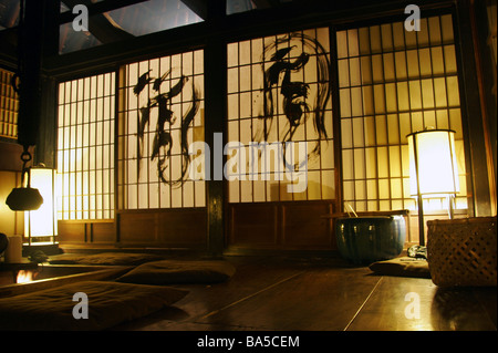 Interno del Chiiori un tradizionale tetto di paglia cottage in Tsurui villaggio nella valle di Íýá Shikoku Giappone Foto Stock