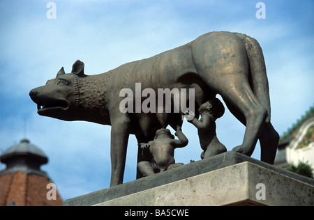 Statua di Romolo e Remo di essere allattati dalla Lupa, Lupoaica romei, Targu Mures, Romania Foto Stock