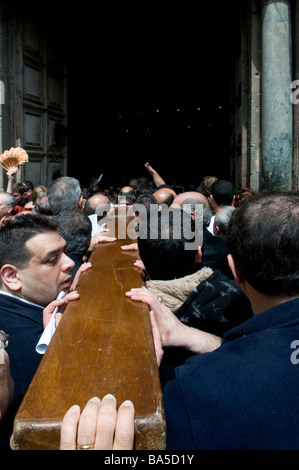 Arabi Cristiani pellegrini portano un grande crocifisso lungo la Via Dolorosa via durante una processione del Venerdì santo. Gerusalemme Est Israele Foto Stock