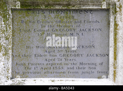 Tombe in pietra ormai in disuso il Cimitero Protestante, Georgetown, Penang. Foto Stock