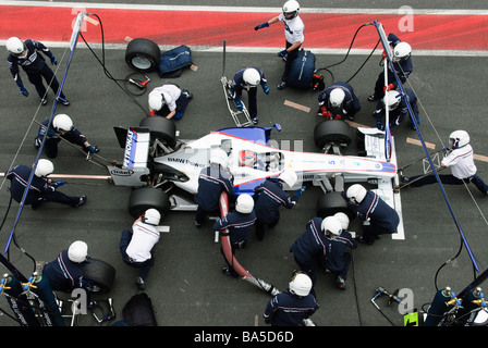 Pit-stop di Robert Kubica con la BMW F1 09 durante un test di Formula Uno in sessioni di Marzo 2009 Foto Stock