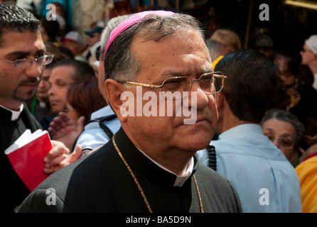 Israele Gerusalemme la città vecchia Via Dolorosa ritratto del Patriarca latino Fouad Twal in strada Foto Stock