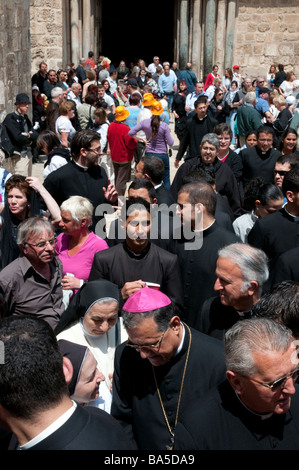 Israele Gerusalemme vecchia città Santo Sepolcro cancello di ingresso venerdì santo processioni patriarca latino Fouad Twal tra la folla Foto Stock