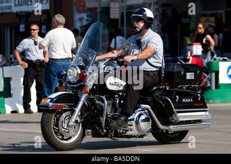 Ufficiali pattugliano Sturgis strade a piedi e il motociclo durante l annuale Raduno motociclistico South Dakota USA Foto Stock