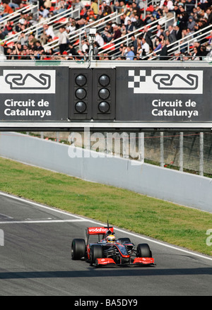 Lewis Hamilton con la McLaren Mercedes MP4 24 race car durante un test di Formula Uno in sessioni di Marzo 2009 Foto Stock