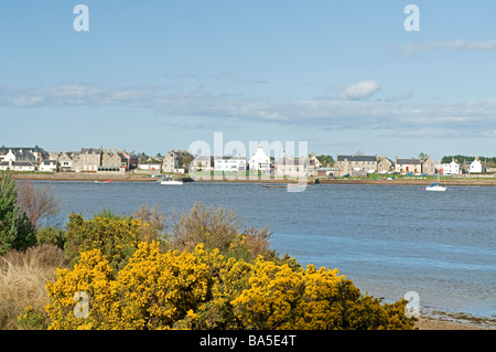 Findhorn Bay e il villaggio dalla foresta Culbin Morayshire Grampian regione SCO 2337 Foto Stock