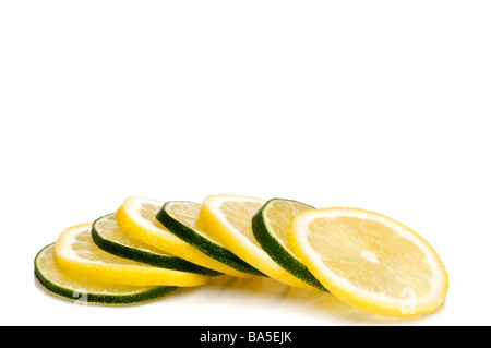 Un piano orizzontale di close up succosa Fresh cut limone e fettine di lime con spazio per la copia Foto Stock