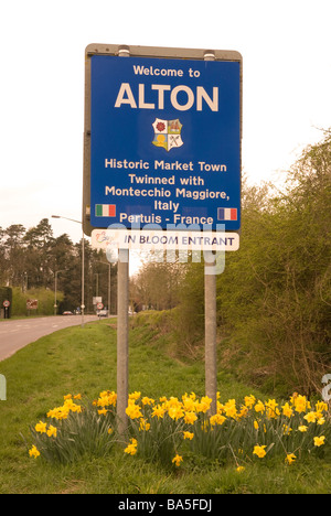 Segno per la storica città mercato di Alton in Hampshire, mostrando la sua città gemella di stato. Foto Stock