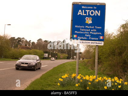 Segno per la storica città mercato di Alton in Hampshire che mostra la sua città gemella di stato. Foto Stock