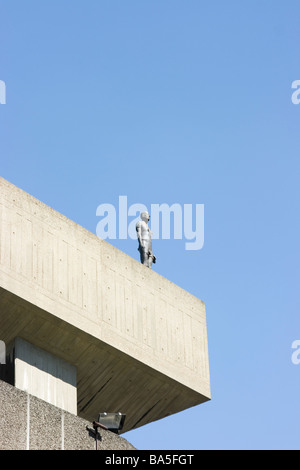 Anthony Gormley statua sulla costruzione a Southbank, Londra Foto Stock