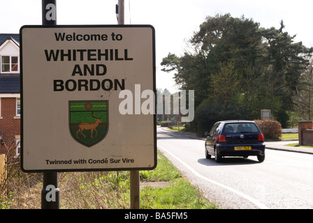 Segno per la città di Whitehill e Bordon in Hampshire, mostrando la loro città gemelle status, Regno Unito (Inghilterra). Foto Stock