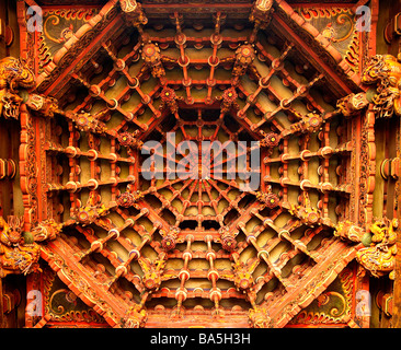Dettaglio di un cinese di soffitto in legno Foto Stock