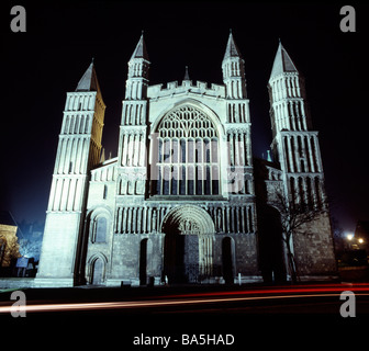 Rochester Cathedral in Kent di notte, con il percorso della luce di un passaggio auto Foto Stock