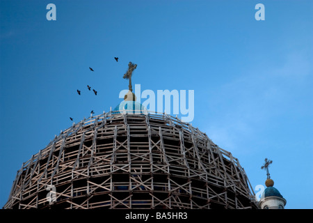 Vista della cattedrale Izmailovskiy cupola in scaffolidings sul tramonto. Foto Stock