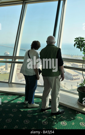 I turisti sulla piattaforma di visualizzazione nel ristorante torre affacciata sulla Causeway King Fahd collegando il Bahrein e Arabia Saudita nel Golfo Persico Foto Stock