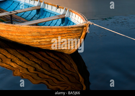 Remo in legno barca riflessa nell'acqua. Foto Stock