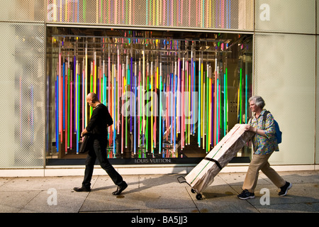 Louis Vuitton store sulla Quinta Avenue in Uptown Manhattan New York Stati Uniti d'America Foto Stock