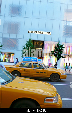 Louis Vuitton store sulla Quinta Avenue in Uptown Manhattan New York Stati Uniti d'America Foto Stock